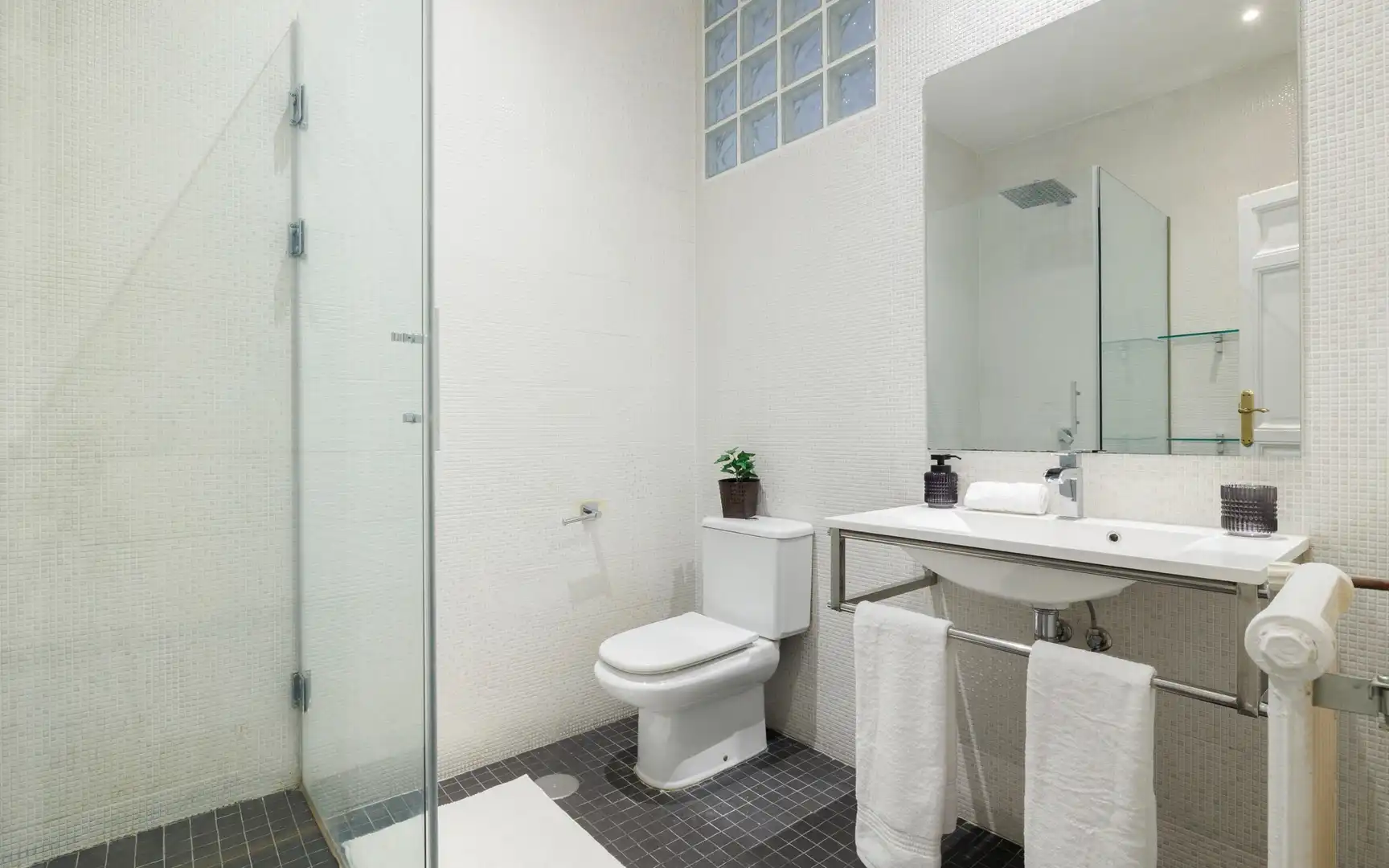 Baño de Piso de alquiler en Madrid con Aire acondicionado, Calefacción y Amueblado