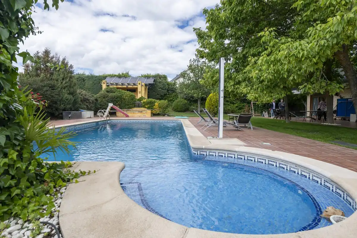 Piscina de Casa o chalet en venta en Boadilla del Monte con Aire acondicionado, Calefacción y Jardín privado