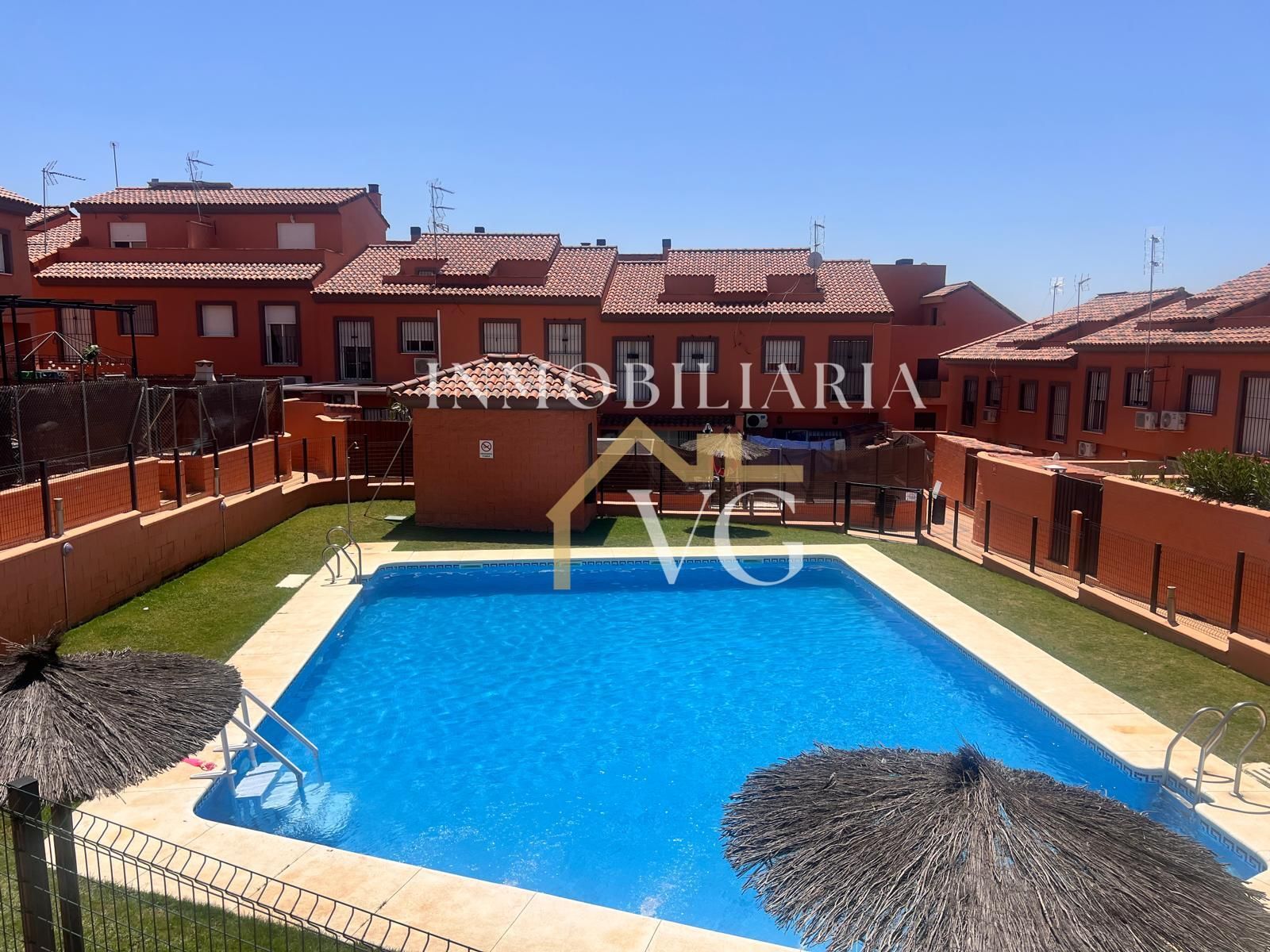Piscina de Casa adosada de alquiler en Guillena con Trastero, Piscina y Piscina comunitaria