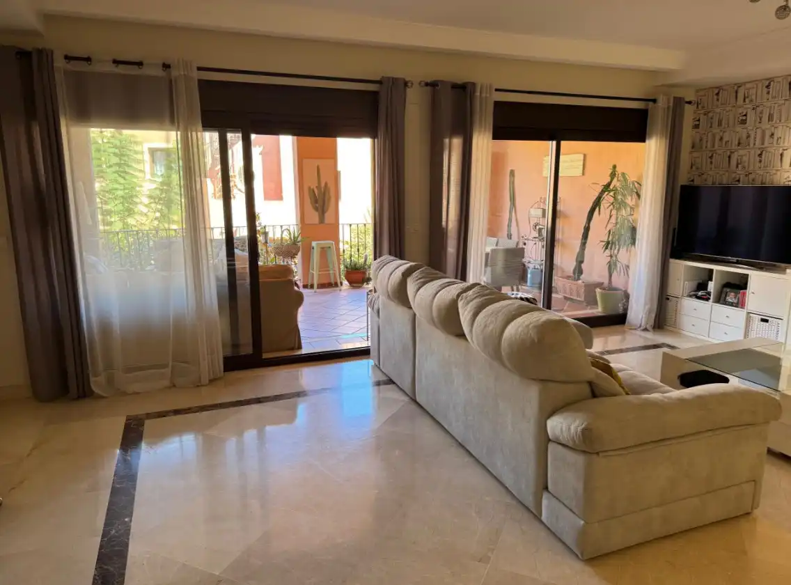 Sala d'estar de Casa adosada en venda en Estepona amb Aire condicionat, Calefacció i Jardí privat