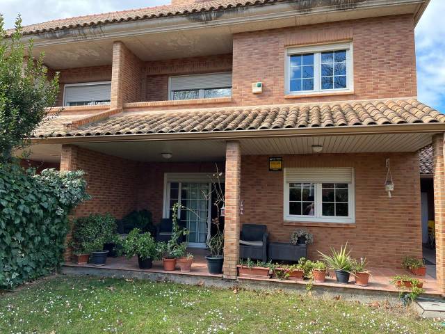 Casa adosada en Venta en De Ermesinda De Aragón en Montecanal