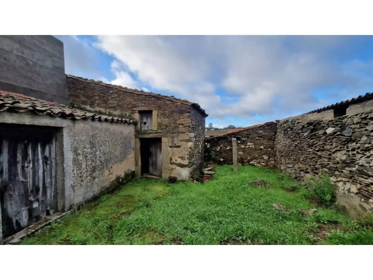 Exterior view of Houses for sale in Carpio de Azaba  with Private garden