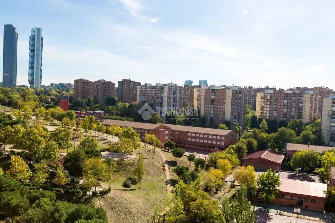 Vista exterior de Pis en venda en Madrid amb Calefacció