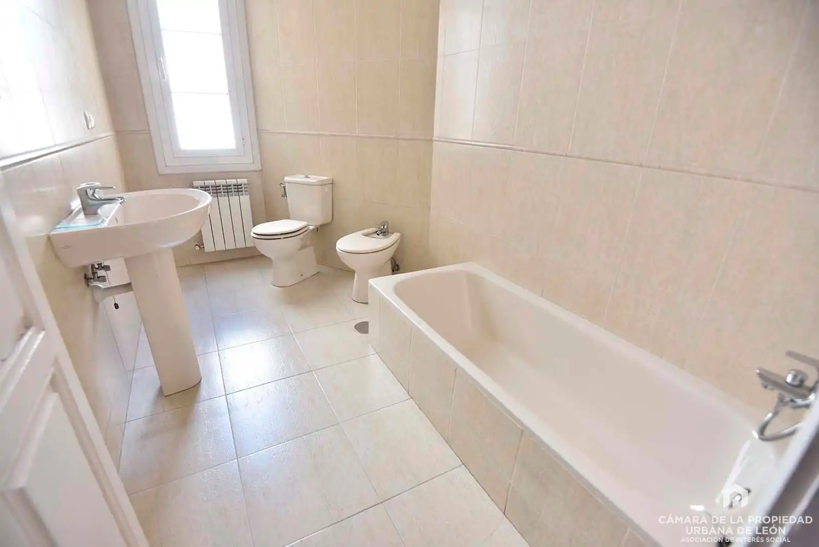 Baño de Piso de alquiler en León Capital  con Calefacción