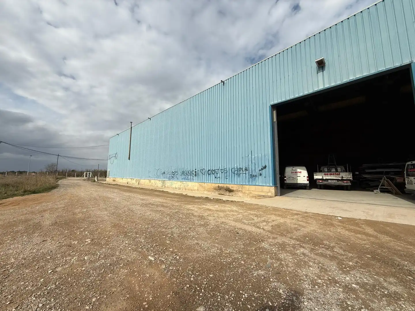 Außenansicht von Fabrikhallen zum Verkauf in Lleida mit Heizung und Alarm