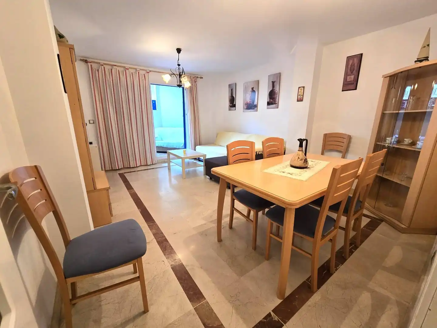 Esszimmer von Erdgeschoss zum Verkauf in Manilva mit Klimaanlage, Terrasse und Möbliert