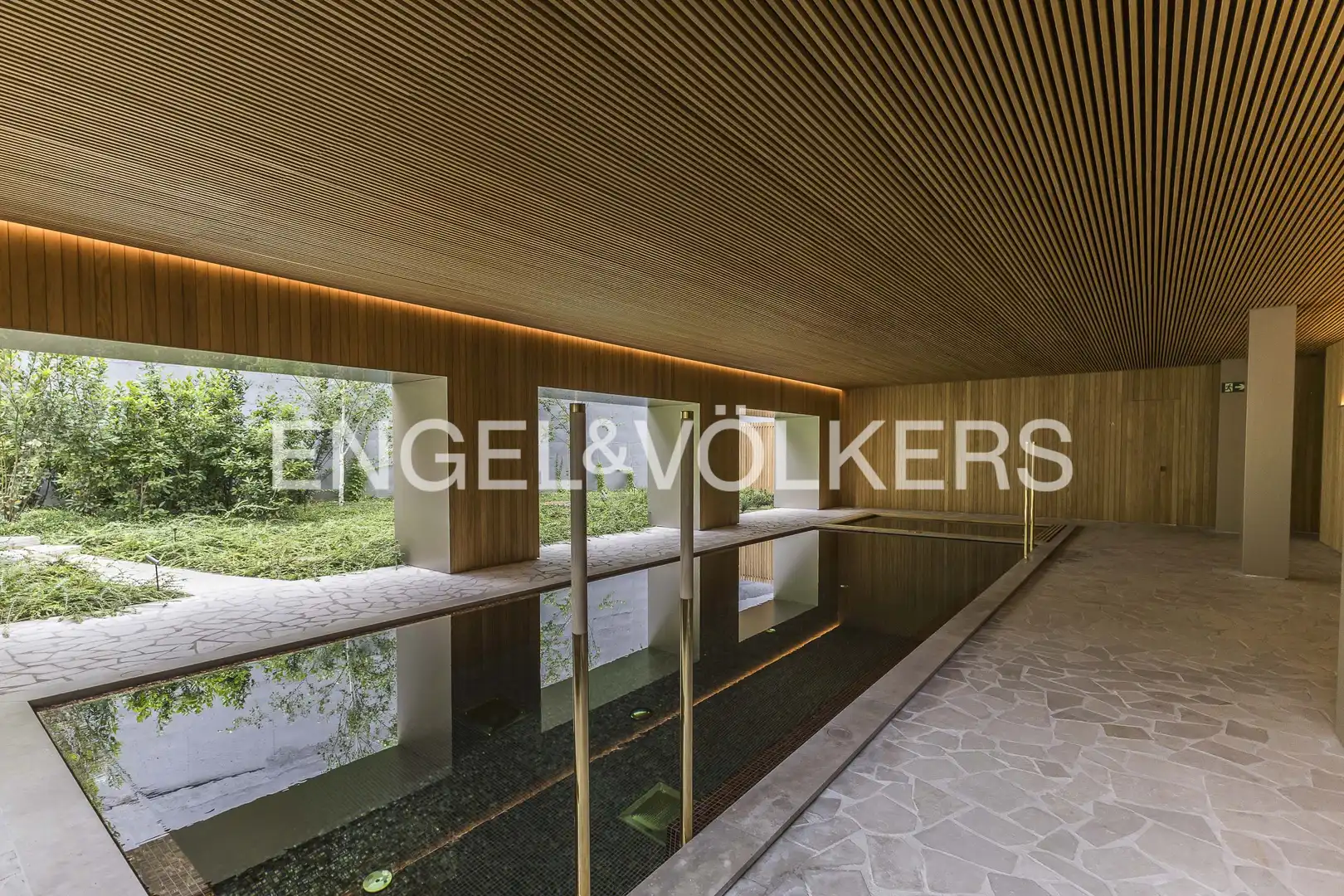Piscina de Piso en venta en Madrid con Aire acondicionado, Calefacción y Jardín privado