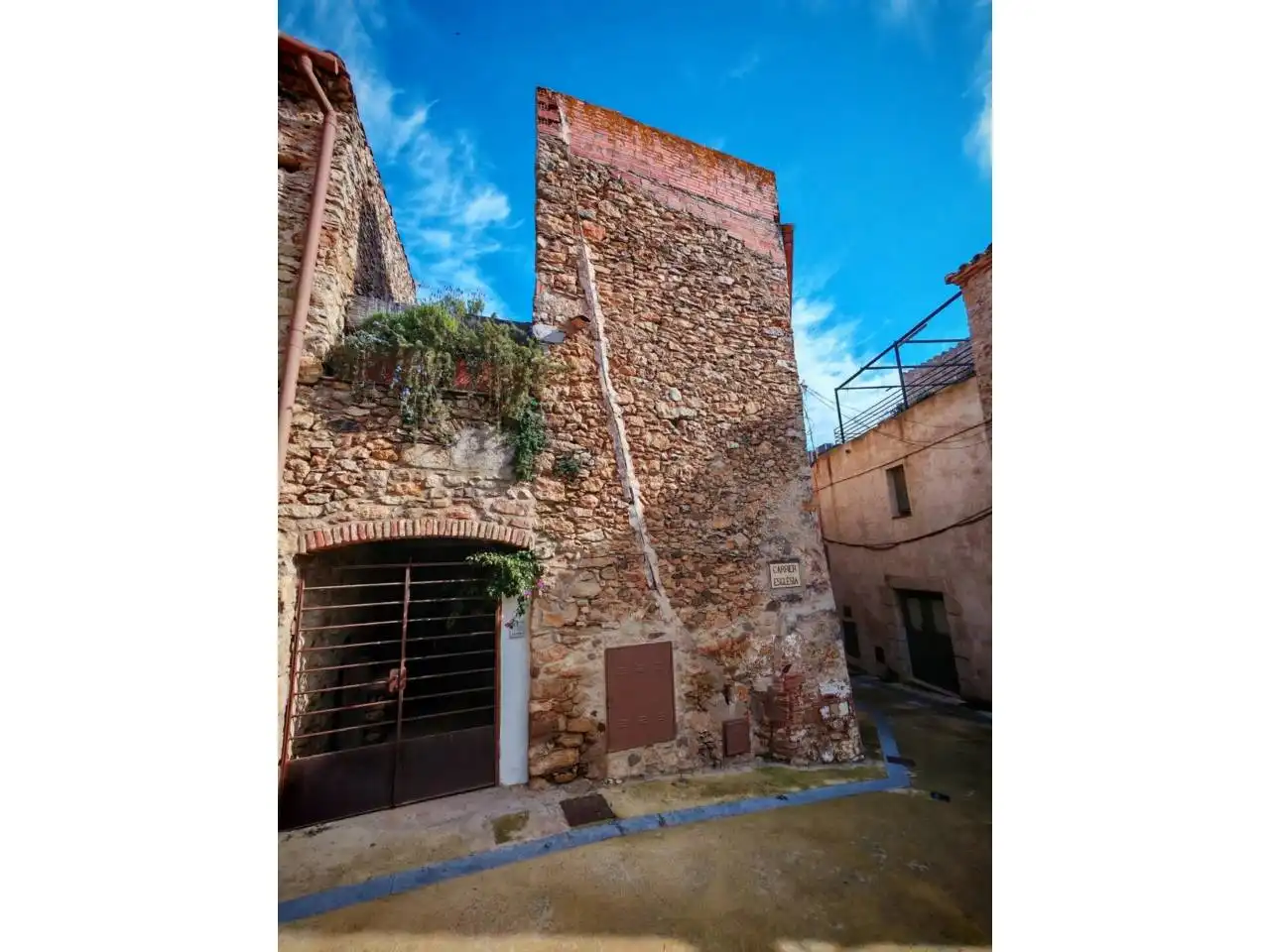 Vista exterior de Casa o xalet en venda en Torrent (Girona) amb Terrassa