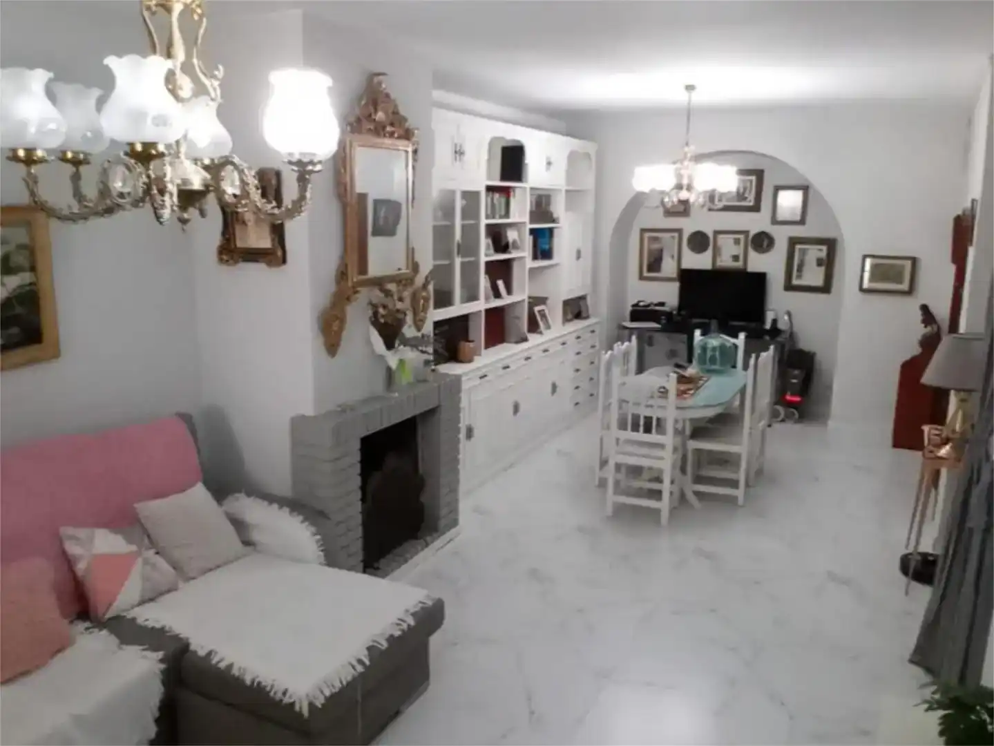 Sala d'estar de Casa adosada en venda en Bujalance amb Aire condicionat, Piscina i Balcó