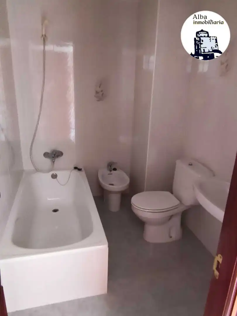 Bany de Pis en venda en Alba de Tormes amb Balcó