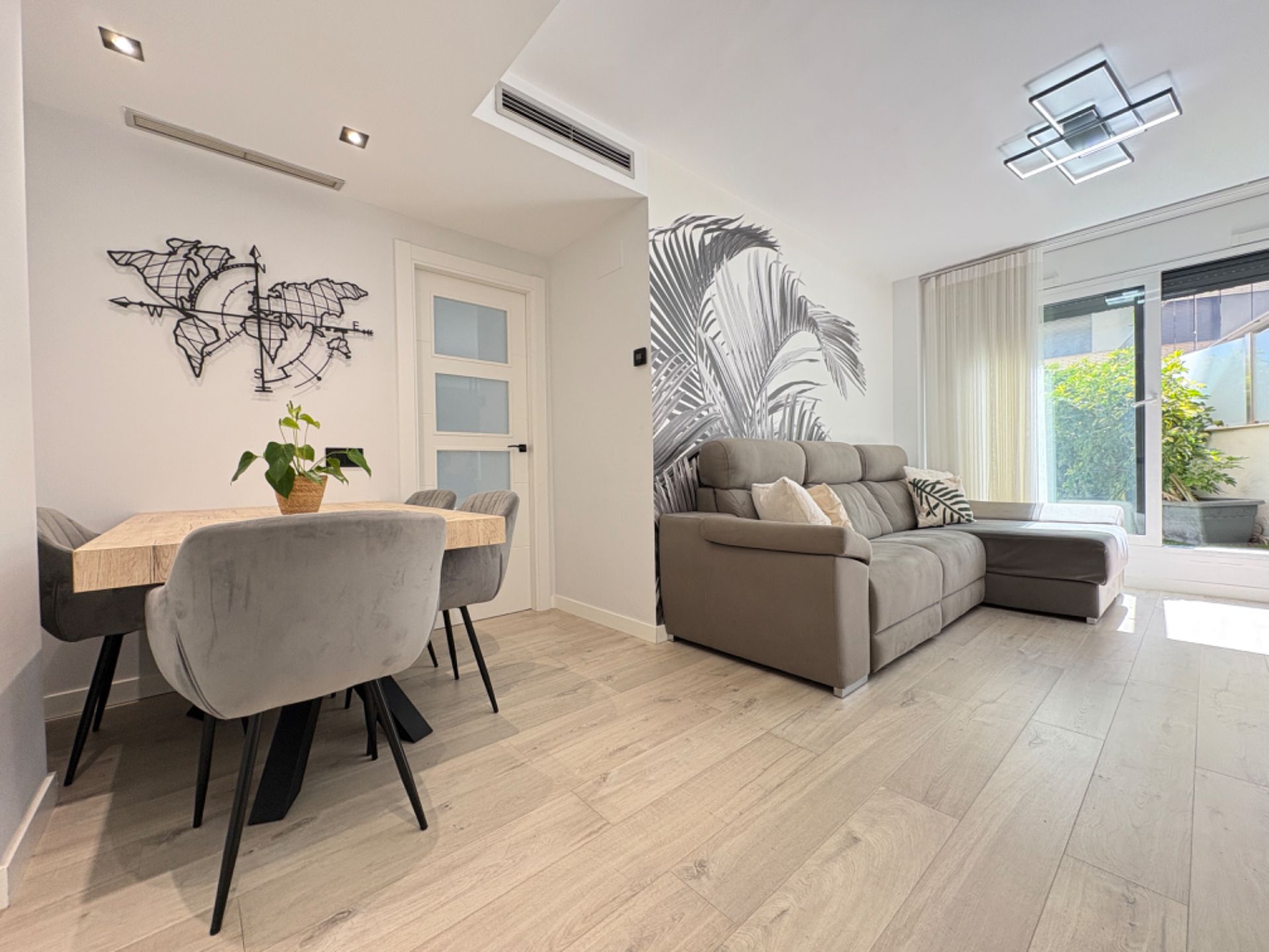 Sala d'estar de Planta baixa en venda en Mataró amb Aire condicionat, Calefacció i Jardí privat