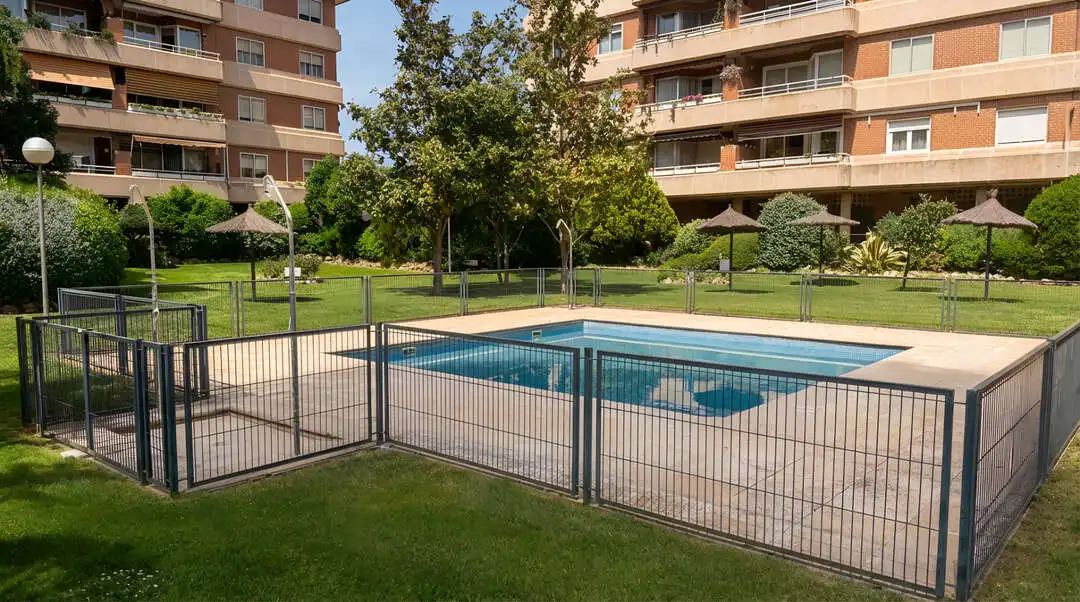 Schwimmbecken von Wohnung zur Miete in Majadahonda mit Klimaanlage, Heizung und Privatgarten