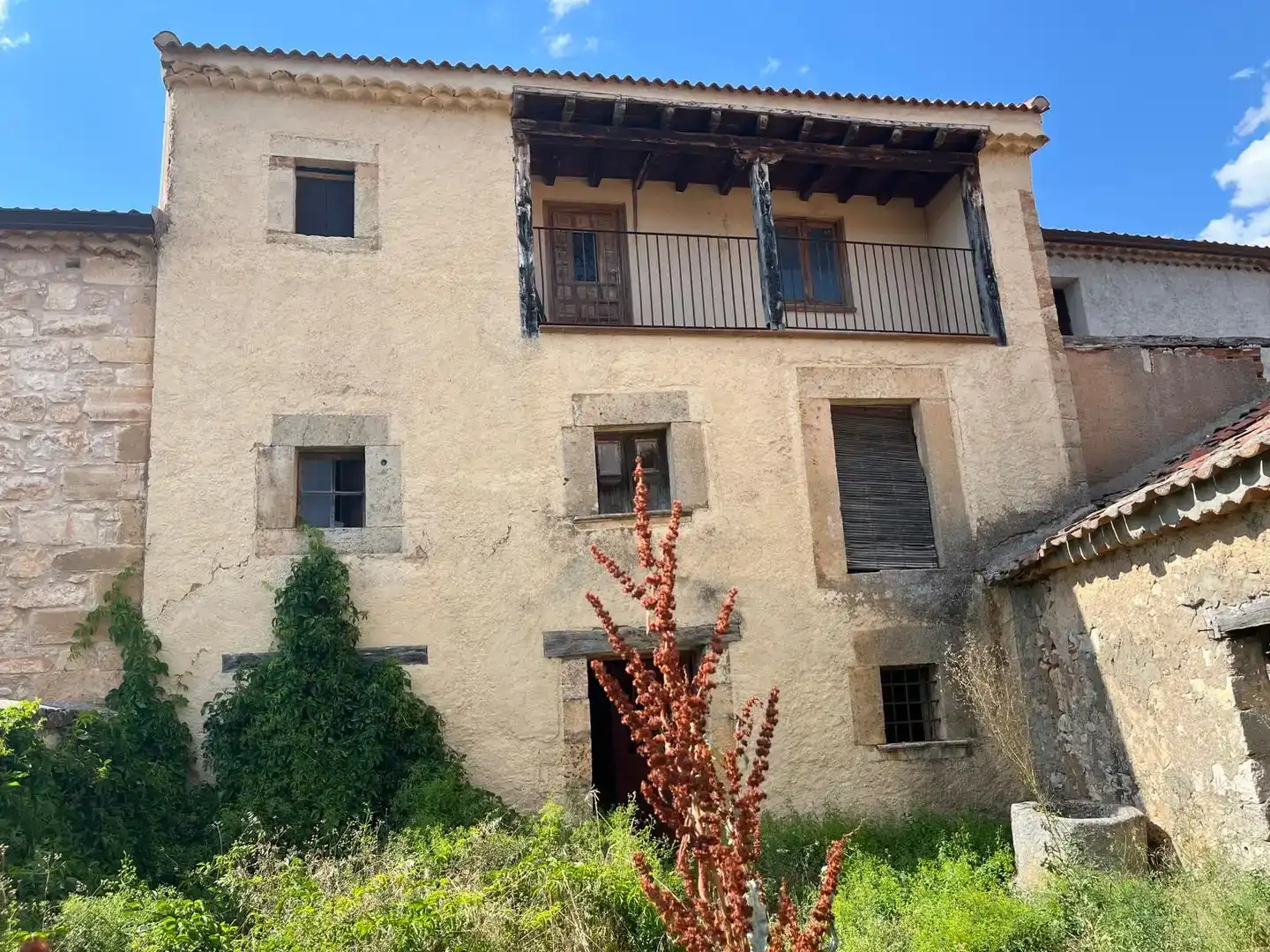 Vista exterior de Pis en venda en Cedillo de la Torre amb Jardí privat, Moblat i Balcó