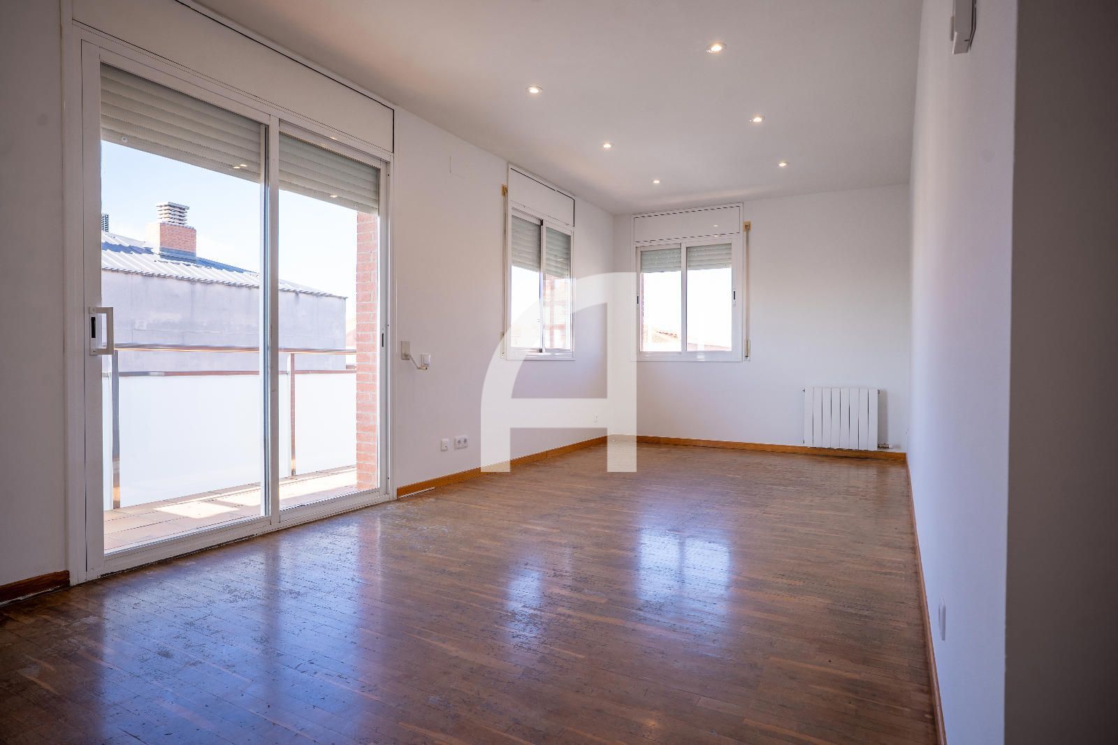 Sala d'estar de Pis en venda en Sant Feliu de Llobregat amb Calefacció, Parquet i Forn