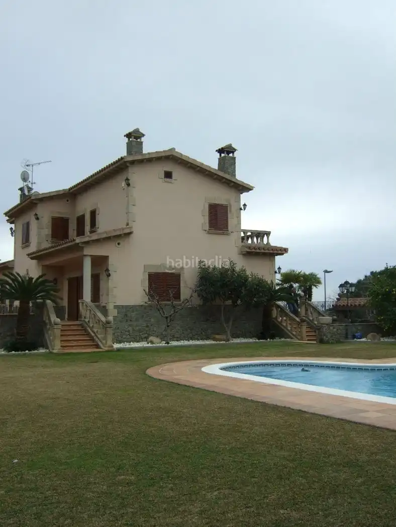 Vista exterior de Casa o xalet en venda en Mataró amb Aire condicionat, Calefacció i Jardí privat