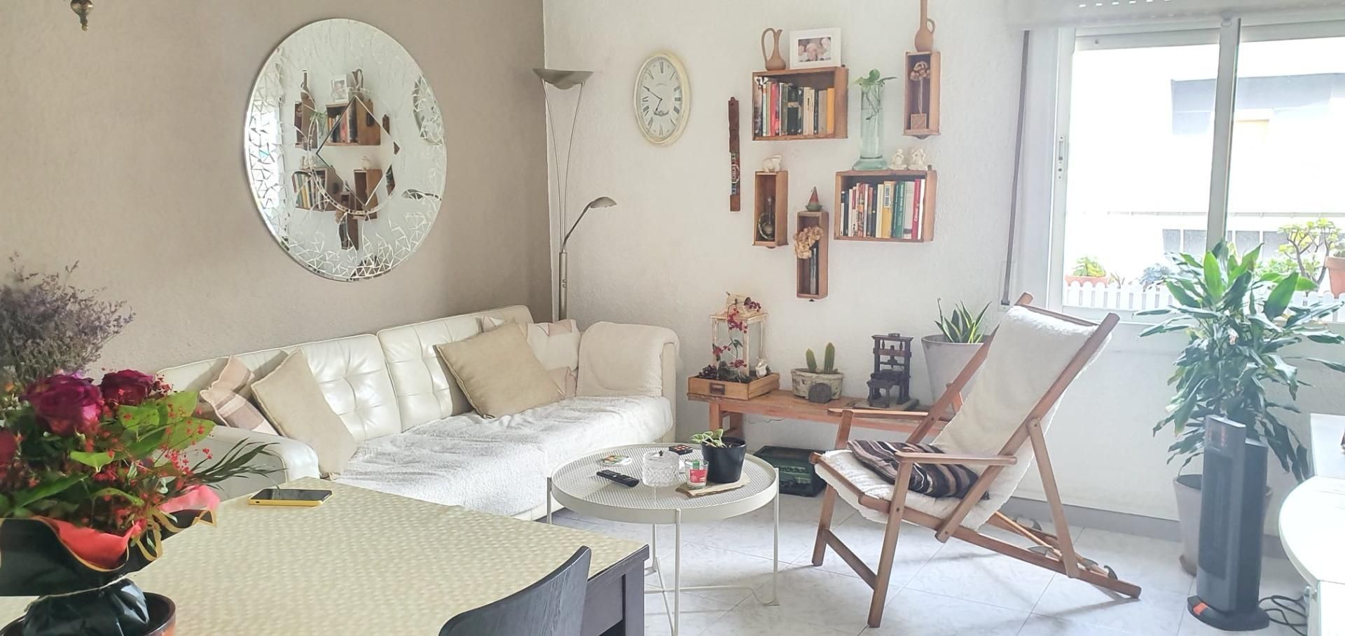 Sala d'estar de Àtic en venda en L'Hospitalet de Llobregat amb Calefacció