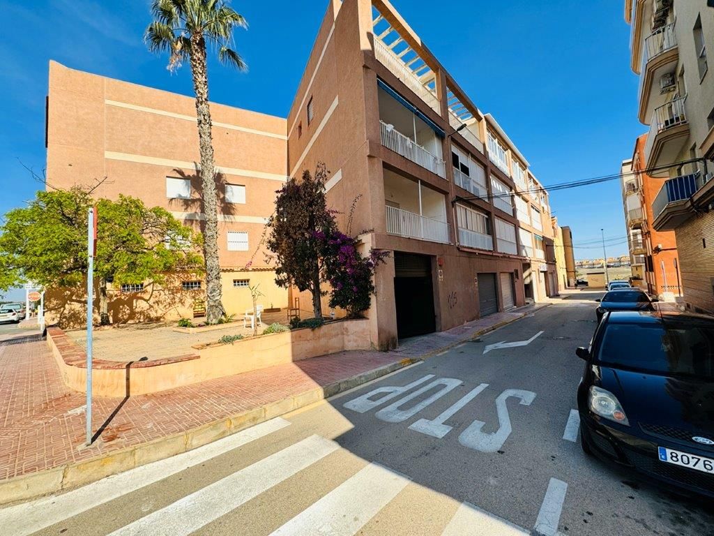 Vista exterior de Pis en venda en Torrevieja amb Terrassa i Moblat