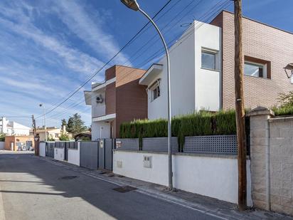 Außenansicht von Einfamilien-Reihenhaus zum verkauf in Huétor Vega mit Terrasse, Schwimmbad und Balkon