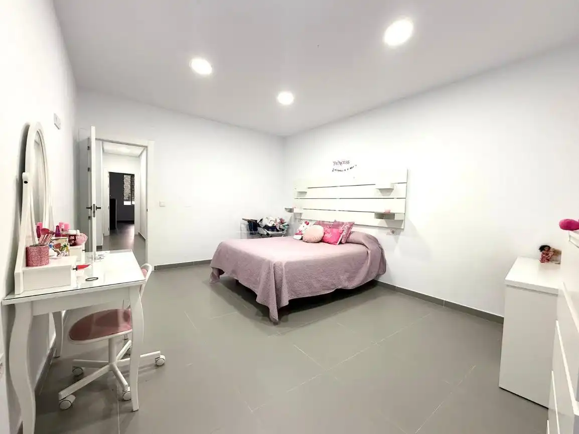 Habitación de Casa adosada en venta en Almería con Calefacción y Terraza