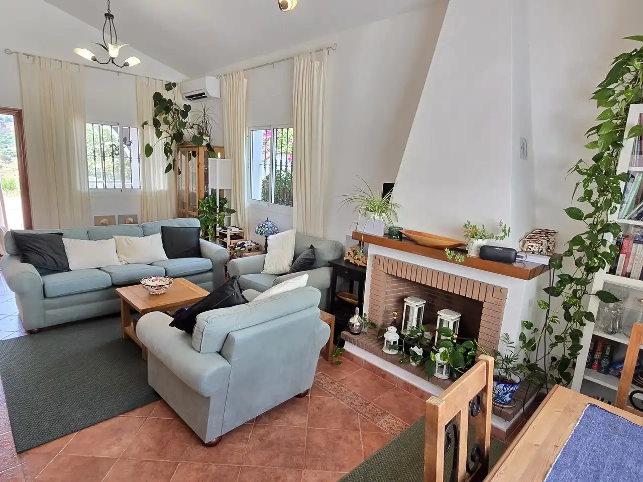 Sala d'estar de Casa o xalet en venda en Periana amb Aire condicionat, Terrassa i Piscina
