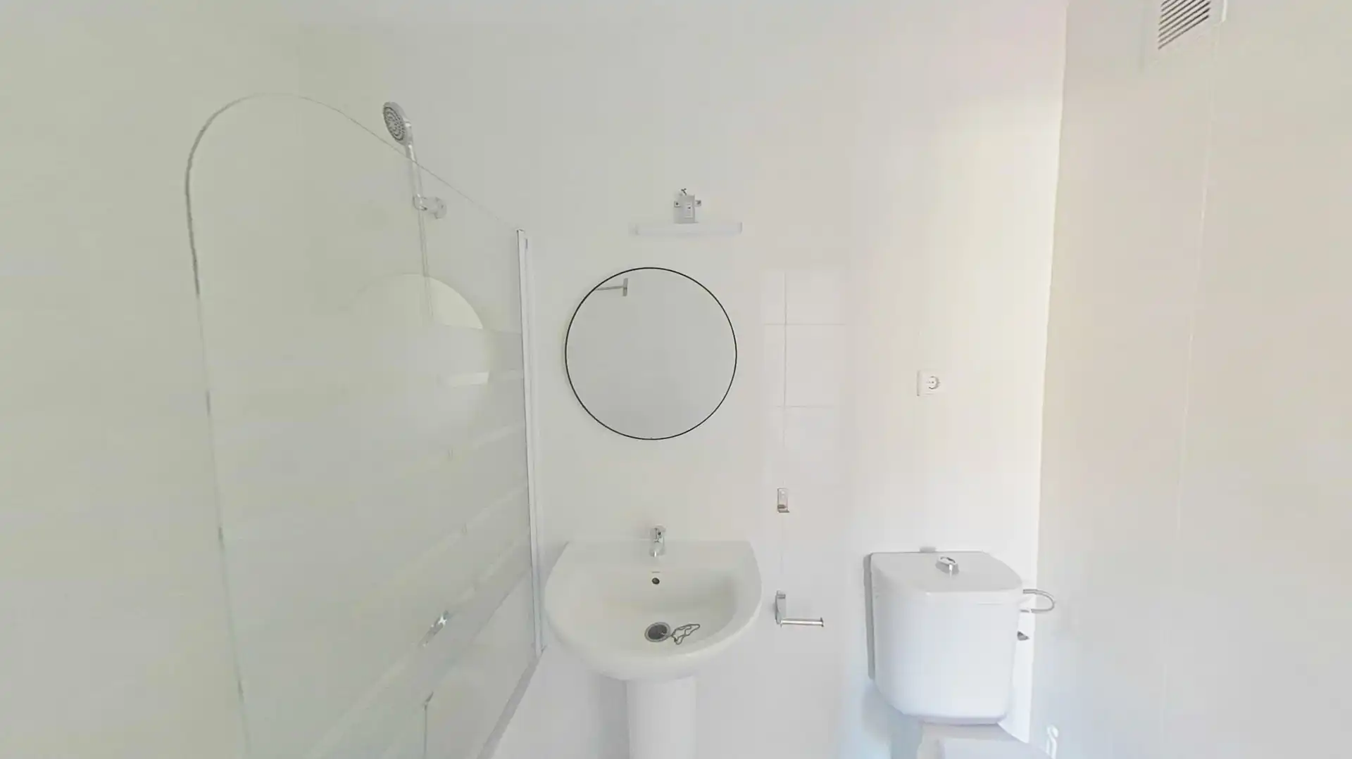 Badezimmer von Wohnungen zum Verkauf in Manilva mit Abstellraum und Schwimmbad