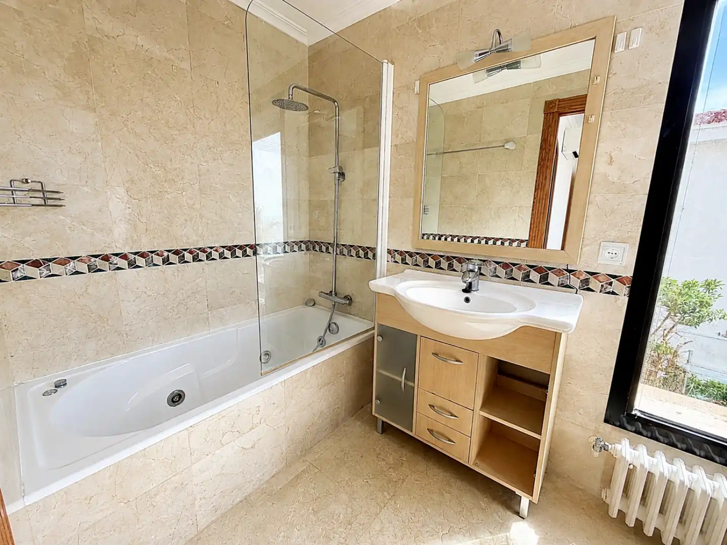 Badezimmer von Einfamilien-Reihenhaus zur Miete in Llucmajor mit Klimaanlage, Heizung und Privatgarten
