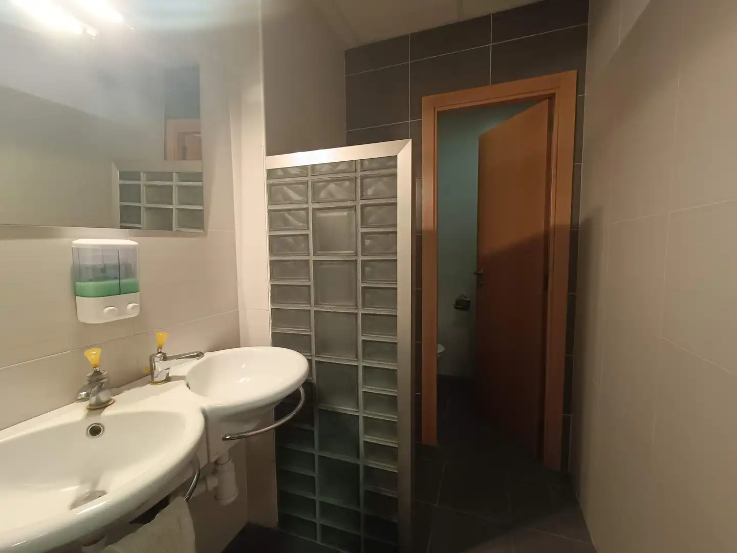 Badezimmer von Fabrikhallen zum Verkauf in L'Alcora