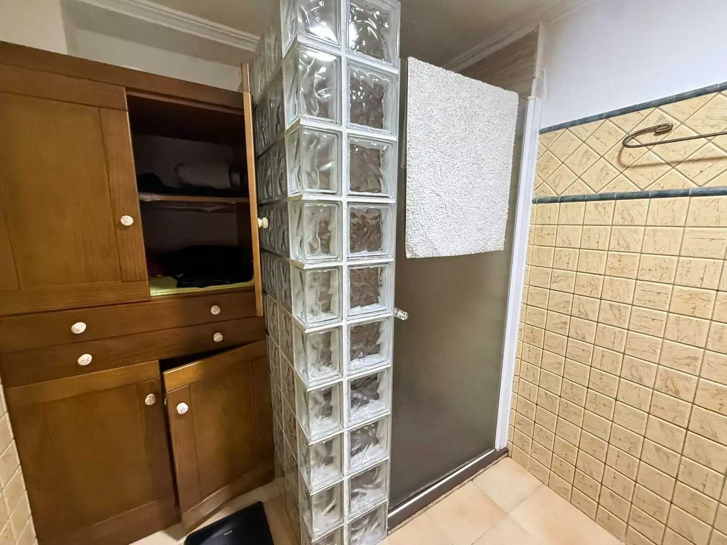 Badezimmer von Wohnung zum Verkauf in Guardamar del Segura mit Klimaanlage, Heizung und Terrasse