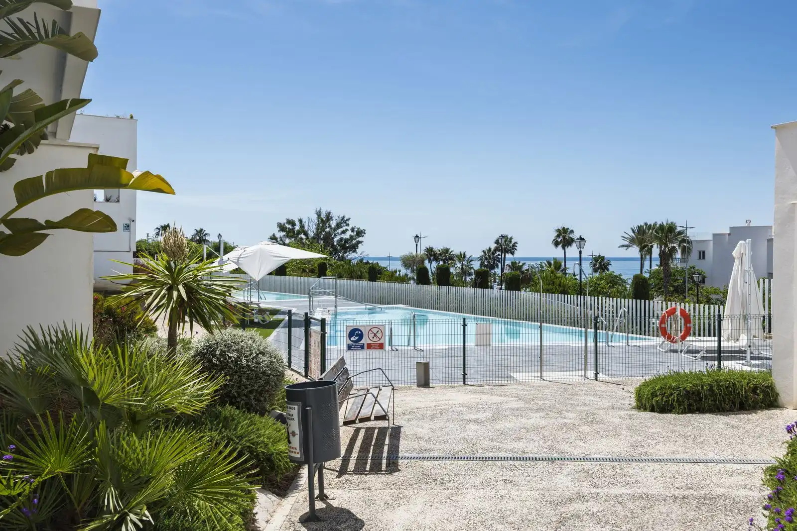 Schwimmbecken von Wohnungen zum Verkauf in Benalmádena mit Klimaanlage, Privatgarten und Terrasse