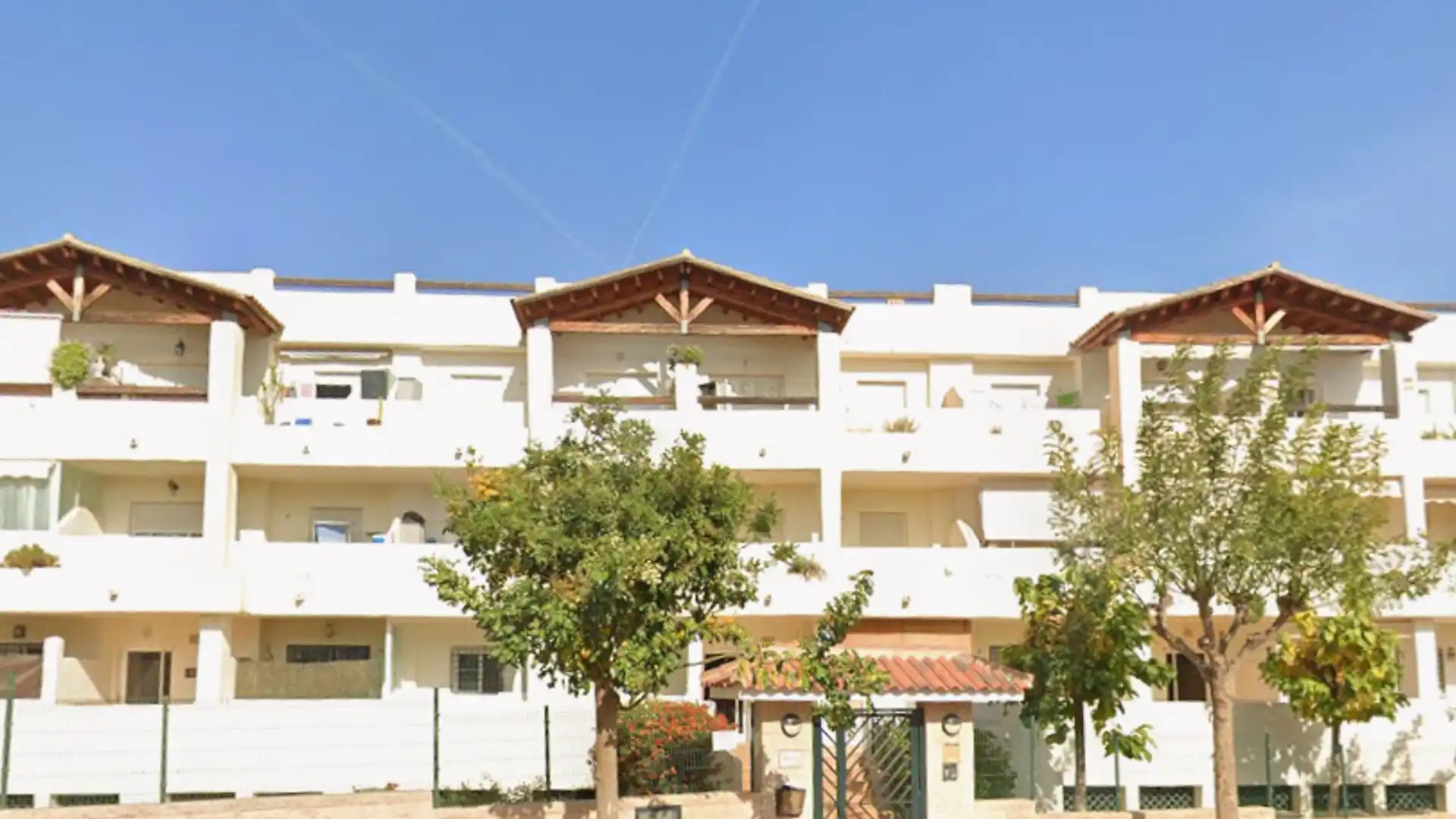 Vista exterior de Piso en venta en Benalmádena con Balcón y Piscina comunitaria