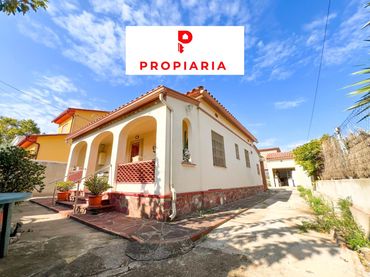 Casa con jardín en venta en Avinguda del Bosc