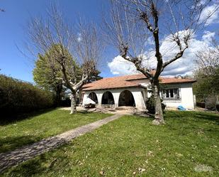 Vista exterior de Casa o xalet en venda en El Espinar amb Calefacció, Jardí privat i Internet