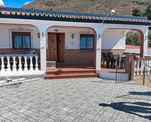 Vista exterior de Casa o xalet de lloguer en Nerja amb Jardí privat, Piscina i Moblat