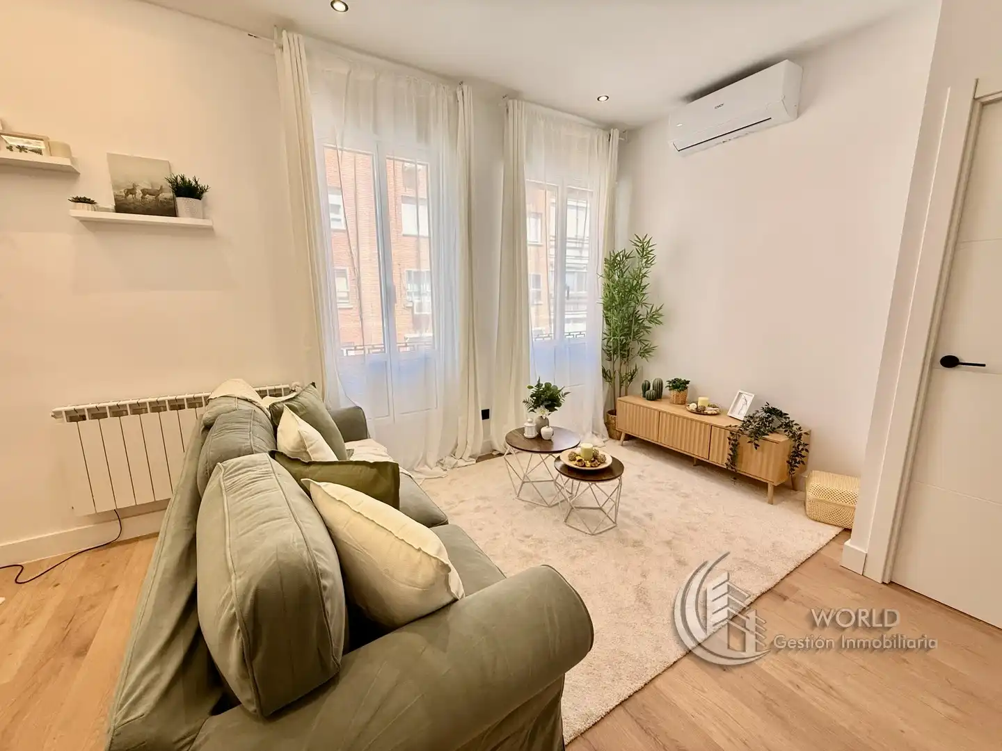 Living room of Flat for sale in Madrid  with Air Conditioner, Heating and Furnished