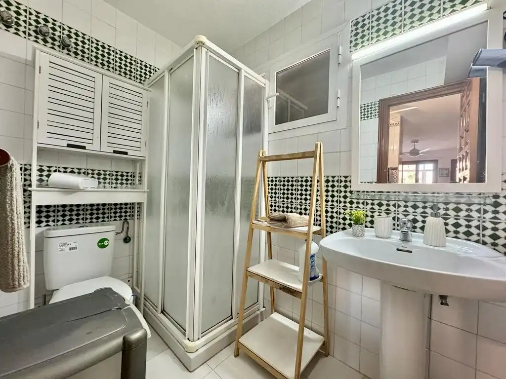 Badezimmer von Wohnung zur Miete in Torrevieja mit Klimaanlage, Terrasse und Schwimmbad