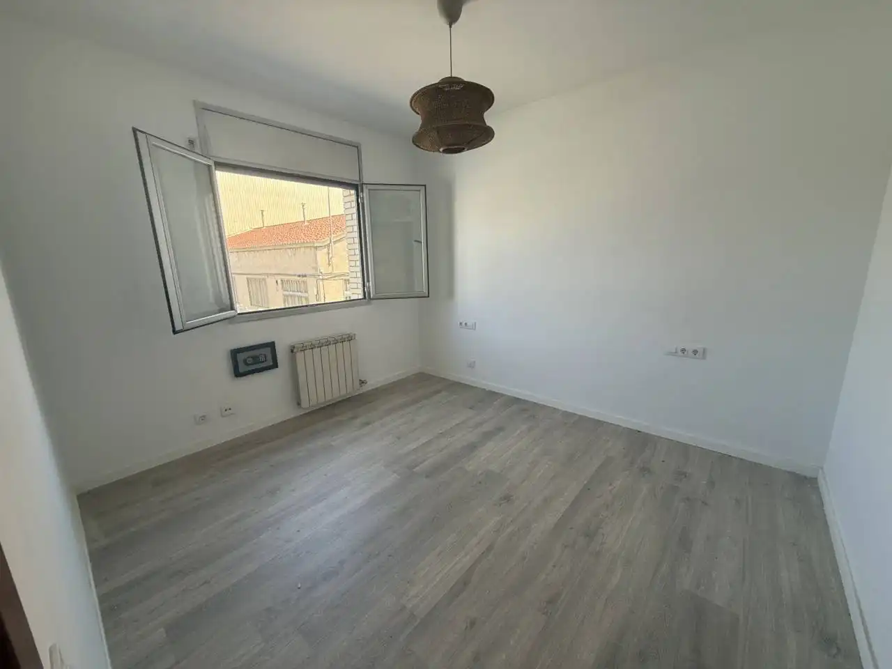 Dormitori de Pis en venda en Sabadell amb Calefacció, Parquet i Alarma