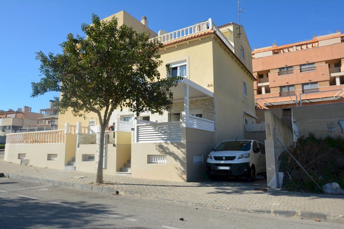 Vista exterior de Finca rústica en venda en Guardamar del Segura amb Aire condicionat, Terrassa i Traster