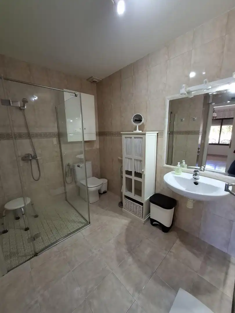Badezimmer von Einfamilien-Reihenhaus zum Verkauf in Águilas mit Klimaanlage, Privatgarten und Terrasse