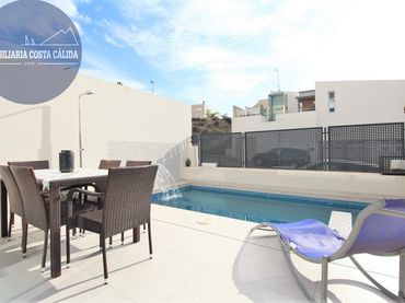 Maison jumelée avec piscine à vendre à Calle H 12
