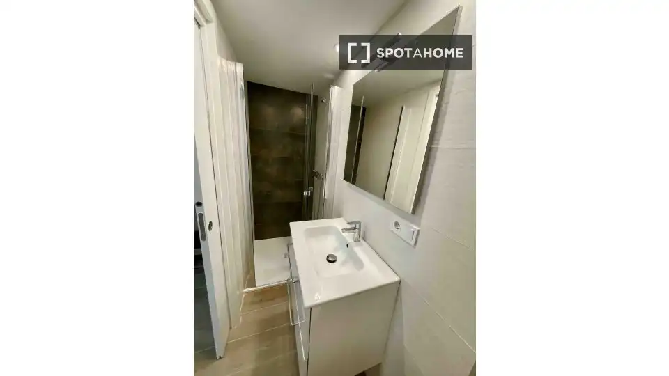Bathroom of Flat for rent in Valencia  with Air Conditioner, Heating and Furnished