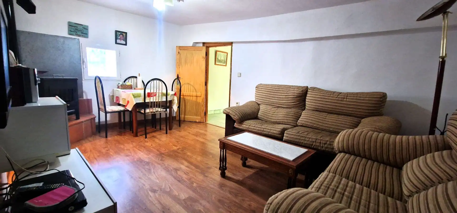 Wohnzimmer von Einfamilien-Reihenhaus zum Verkauf in Jarandilla de la Vera mit Klimaanlage, Terrasse und Möbliert