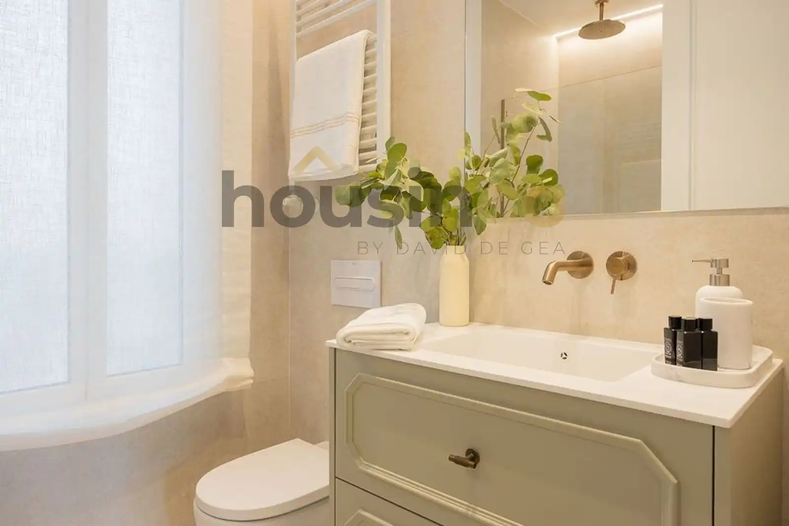 Bathroom of Flat for sale in Madrid  with Air Conditioner, Heating and Parquet flooring