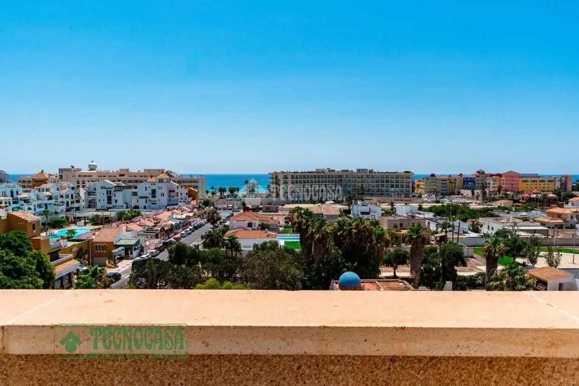 Vista exterior de Piso en venta en Roquetas de Mar con Calefacción y Terraza