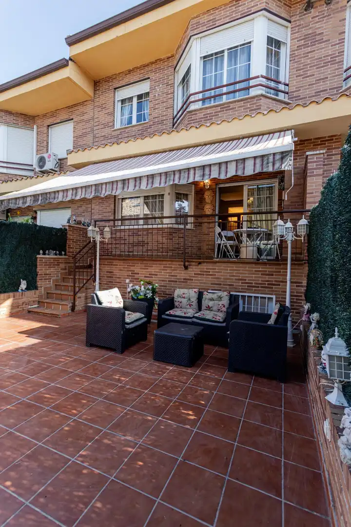 Terrassa de Casa adosada en venda en Valdemoro amb Calefacció, Traster i Piscina comunitària