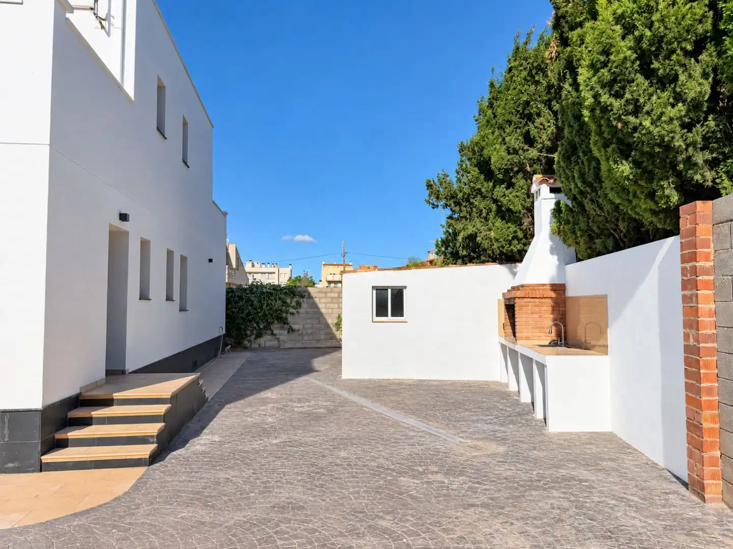 Vista exterior de Casa o xalet en venda en Deltebre amb Terrassa, Piscina i Balcó