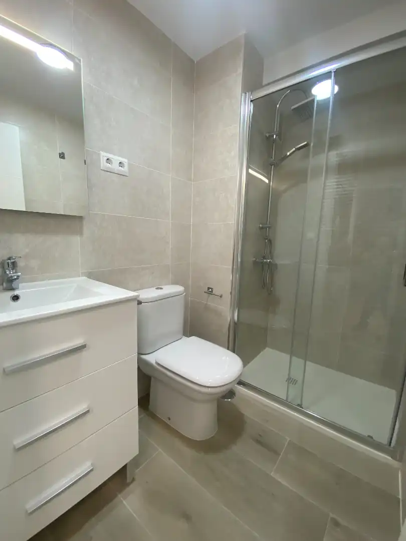 Bany de Apartament de lloguer en Málaga amb Aire condicionat, Moblat i Rentadora