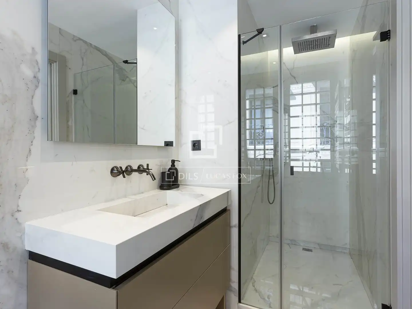 Bathroom of Flat for sale in Barcelona  with Air Conditioner, Heating and Parquet flooring