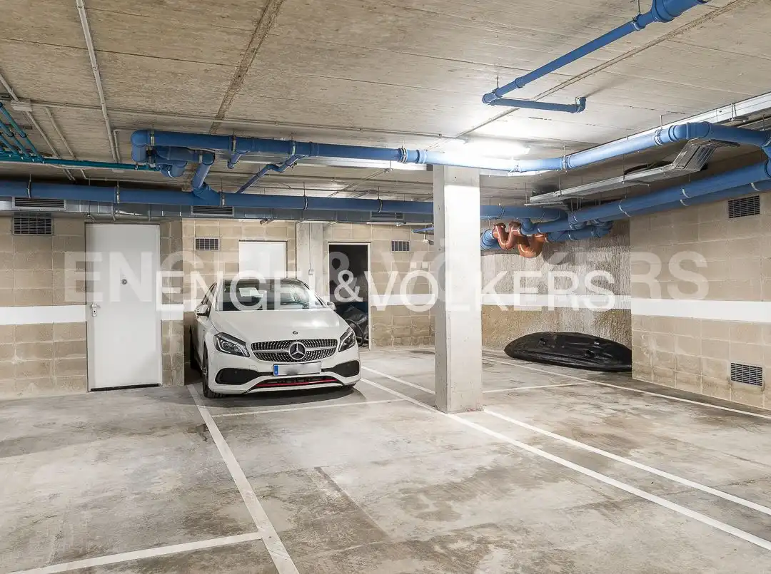 Aparcament de Casa o xalet en venda en Barcelona amb Aire condicionat, Calefacció i Jardí privat