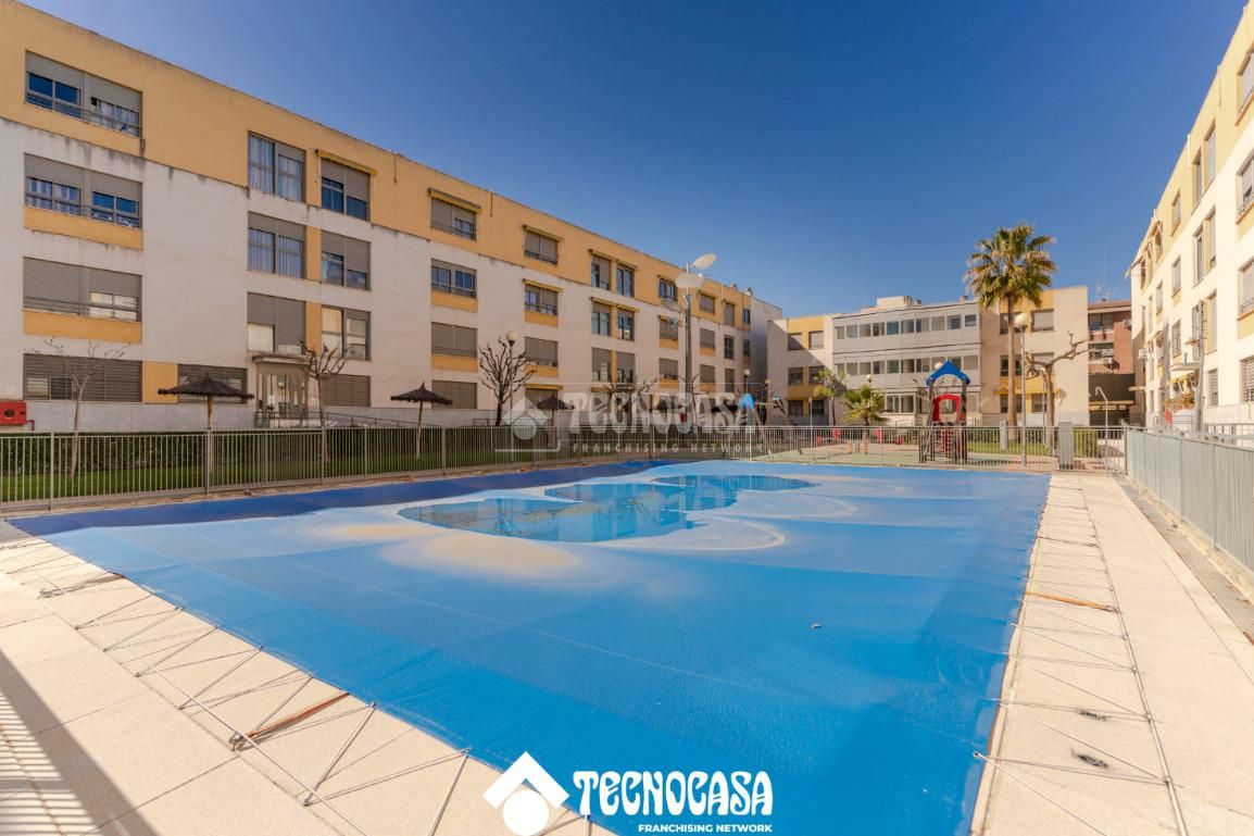 Swimming pool of Flat for sale in  Granada Capital