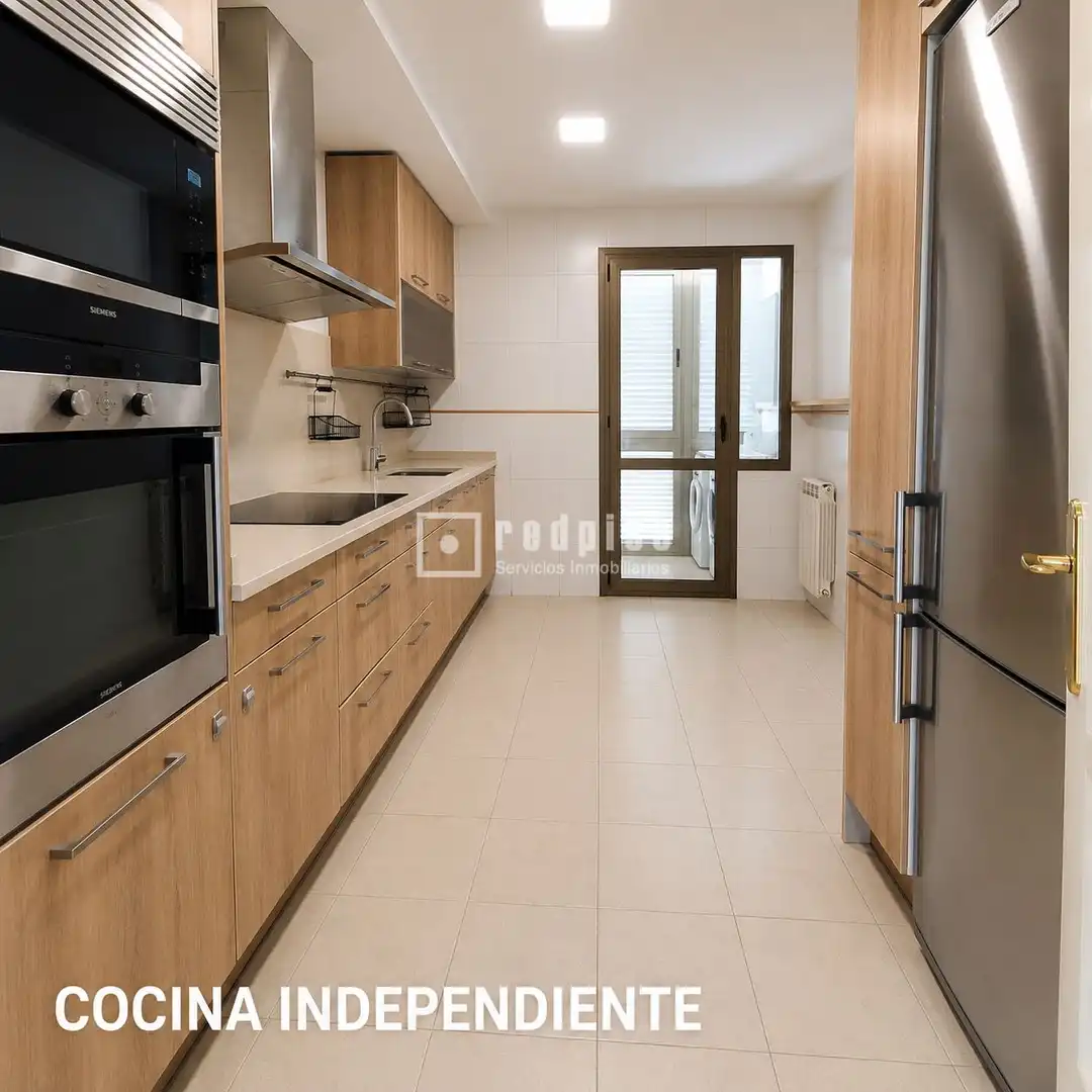 Cuina de Pis de lloguer en Madrid amb Aire condicionat, Calefacció i Jardí privat